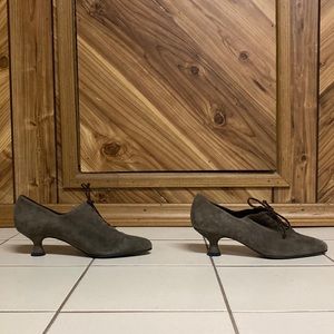 Vintage Barneys New York grey suede shoes kitten heels size 36